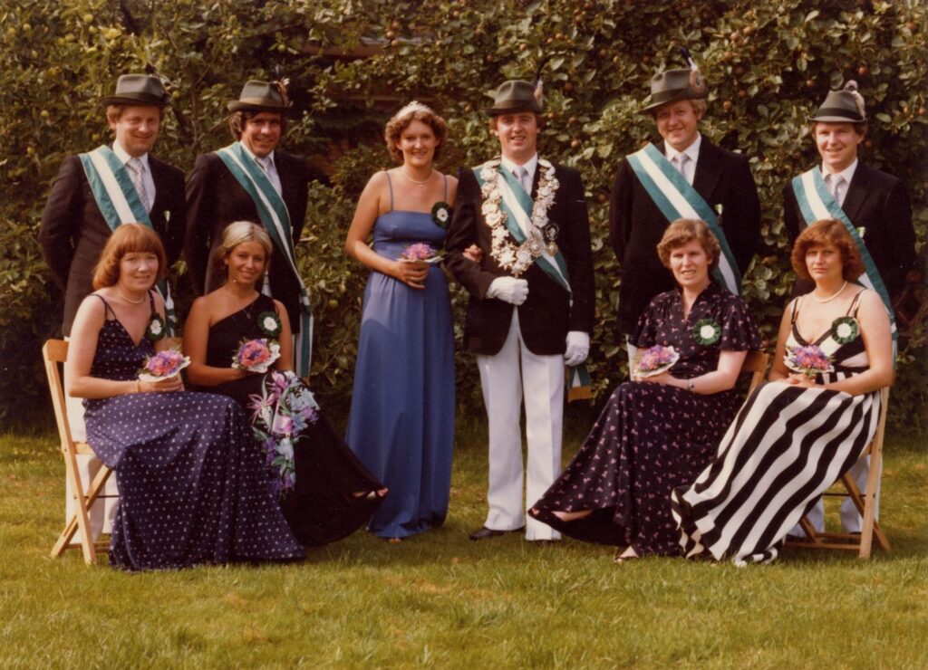 40 Jahre ist es her, dass Bernhard Witczak sich zum umjubelten König der Bürgerschützen schoss. Das Foto zeigt ihn mit seiner Throngesellschaft (v.l.): Berni und Elisabeth Eickelmann, Uwe und Barbara Krogbäumker, Königin Hedwig und König Bernhard Witczak, August und Hildegard Weiser, Wulf-Erich und Liesel Marten.